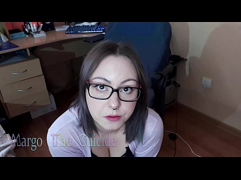 ❤️ 眼鏡をかけたセクシーな少女がカメラに向かってディルドを深くしゃぶる ️ ポルノfb ❌️❤